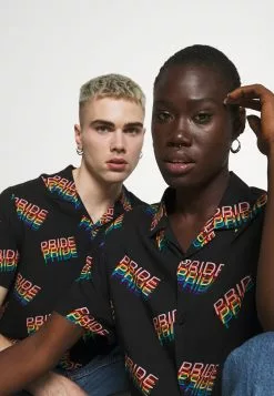 YOURTURN Prix Réduit PRIDE UNISEX - Chemise shirt Col revers all 11 YOURTURN Prix Réduit PRIDE UNISEX - Chemise shirt Col revers all -YOURTURN Soldes 2023 a83b7d723b11429da9e0c0def784d26c